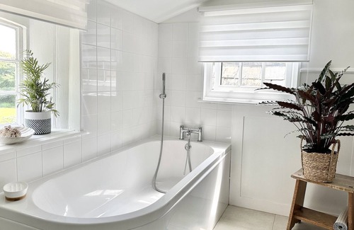 Lake Cabin | Beautiful seaside cottage just 2 minutes from Monks Bay and the coastal trails