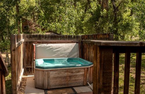 Salida House | Beautiful Secluded Cabin with a Hot Tub near Monarch Mountain in Colorado