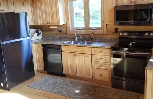 Blue Rock Cabin | Idyllic Log Cabin Retreat with Lake View and Spa Amenities