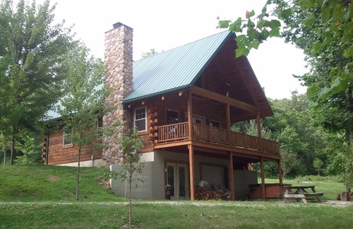 Blue Rock Cabin | Idyllic Log Cabin Retreat with Lake View and Spa Amenities