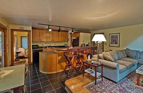 South Casco House | Secluded Retreat: Spa, Hot Tub & Family-Friendly Amenities