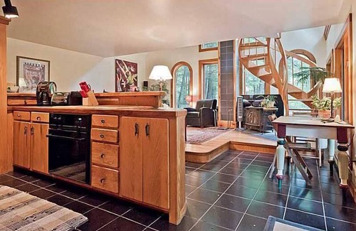 South Casco House | Secluded Retreat: Spa, Hot Tub & Family-Friendly Amenities