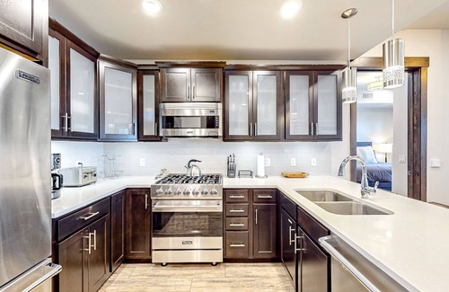 Park City House | Elevated Condo with Pool, Hot Tub & Mountain Views