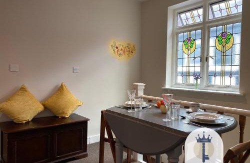 Hillingdon House | Elegant Self-Contained Cottage Perfect for Families