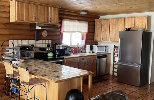 Twin Lakes House | Tranquil Log-Adobe House with Spa & Lake Views