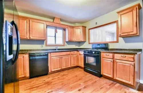 St. Paul House | Ideal Venue for Parties Near 3M with Breakfast Included
