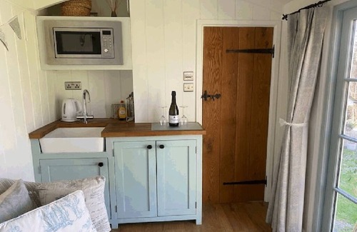 Netheravon Cabin | Cozy Shepherds Hut B&B Near Stonehenge with Free WiFi