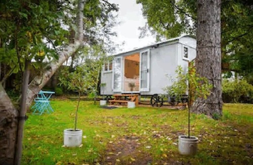 Netheravon Cabin | Cozy Shepherds Hut B&B Near Stonehenge with Free WiFi