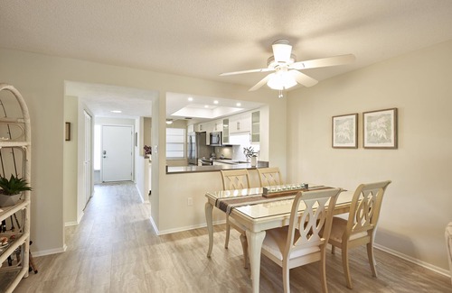 Siesta Key Condo | Scenic Siesta Key Condo with Free Boat Dock & Bay Views