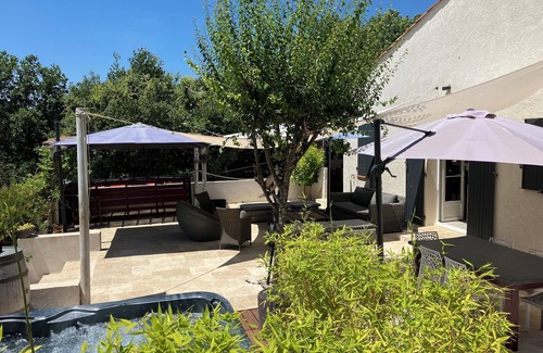 Neoules Villa | Beautiful single-storey villa, swimming pool and jacuzzi, in a peaceful natural setting