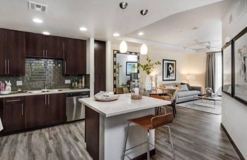 Melrose Apartment | Stylish Single BR Apartment with Pool in West Hollywood