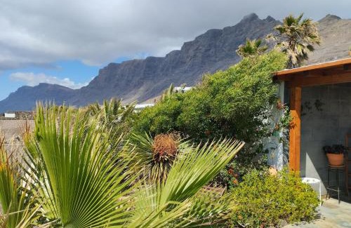Urbanizacion Famara House | Picturesque Bungalow with Ocean Views and Lush Garden