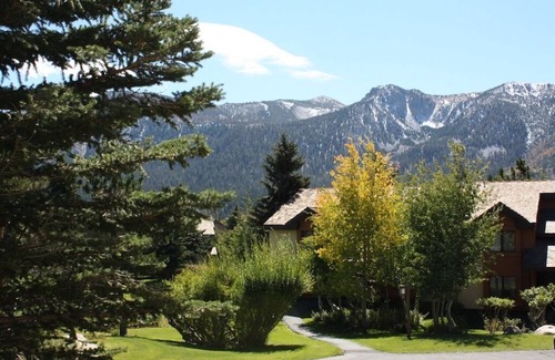 Mammoth Lakes Condo | Cozy Snowcreek Condo with Loft & Pet-Friendly Amenities