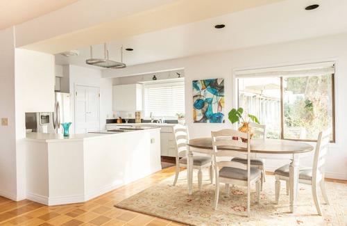 Mukilteo House | Top-Rated Sound View Guesthouse with Spa & Hot Tub