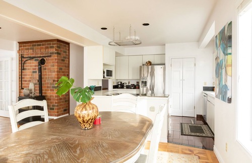 Mukilteo House | Top-Rated Sound View Guesthouse with Spa & Hot Tub