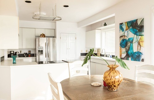 Mukilteo House | Top-Rated Sound View Guesthouse with Spa & Hot Tub