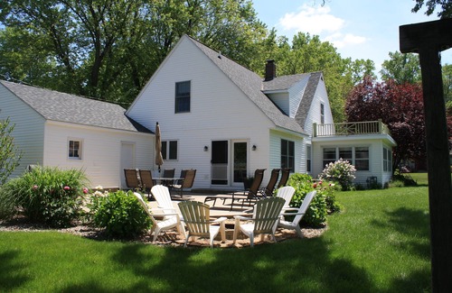 South Haven House | Family-Friendly South Haven Lake House with Ocean Views