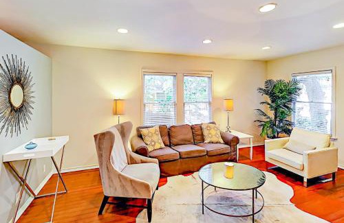 Bouldin House | Delightful Retreat at Beautiful South - Family & Pet Friendly