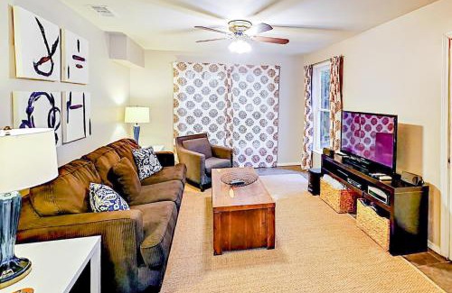 Bouldin House | Delightful Retreat at Beautiful South - Family & Pet Friendly