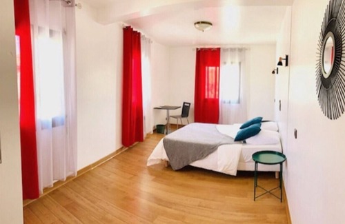 Pont-Saint-Esprit Bed & Breakfast | Inviting Room with Bar Restaurant & Family-Friendly Amenities