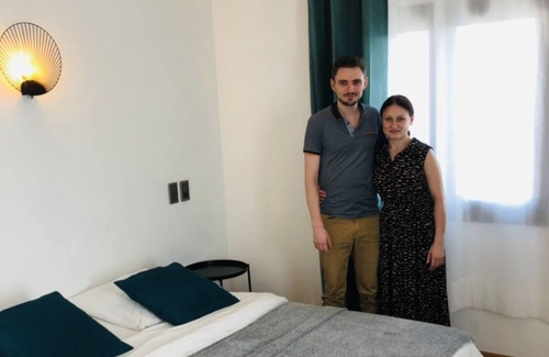 Pont-Saint-Esprit Bed & Breakfast | Inviting Room with Bar Restaurant & Family-Friendly Amenities