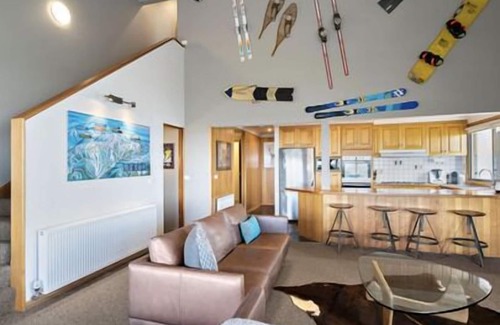 Hotham Heights House | Top-Rated Ski Chalet with Child-Friendly Amenities