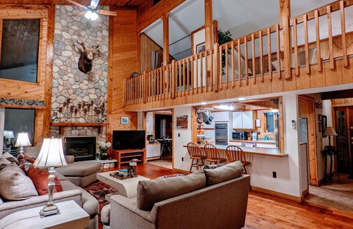 Bushkill Cabin | Inviting Poconos Cabin with Pool Table & Close to Skiing