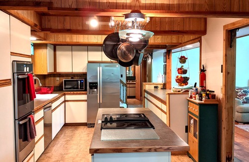 Bushkill Cabin | Inviting Poconos Cabin with Pool Table & Close to Skiing