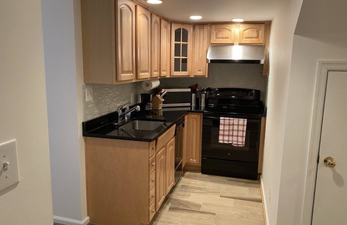 McLean Apartment | Guest Rated 10/10: 1BR Retreat in McLean with Kitchen