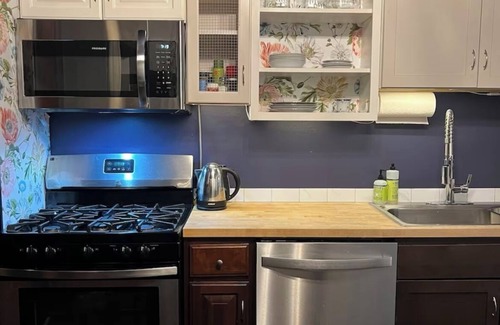 Champaign House | Beautiful Spacious 4-bedroom Victorian house with WiFi by downtown Champaign!