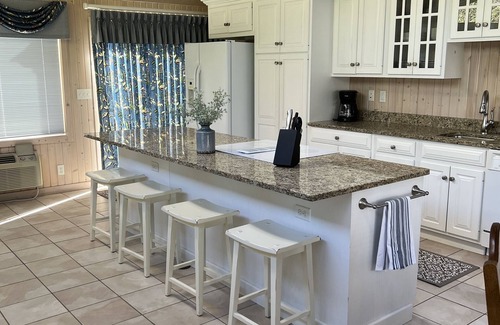 Moline House | Pet-Friendly Retreat in the Heart of Moline - 10/10 Rated