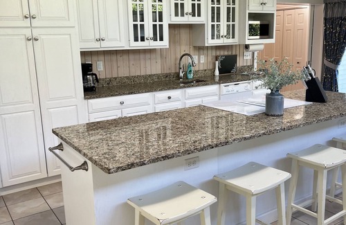 Moline House | Pet-Friendly Retreat in the Heart of Moline - 10/10 Rated