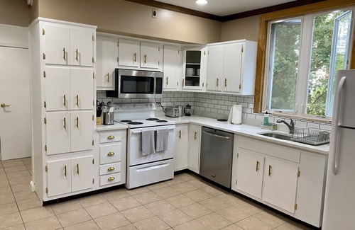 Northwest Yonkers Apartment | Central Stay with Kitchen & Pet-Friendly Amenities Near NYC