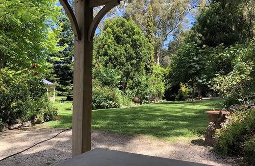 Cheshunt Apartment | Idyllic Apartment Amidst Botanical Gardens with Pool & Spa