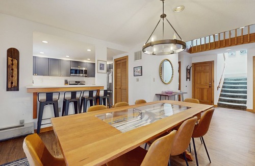 Plymouth Condo | Inviting Condo with Pool & Lake Access Near Ski Resorts
