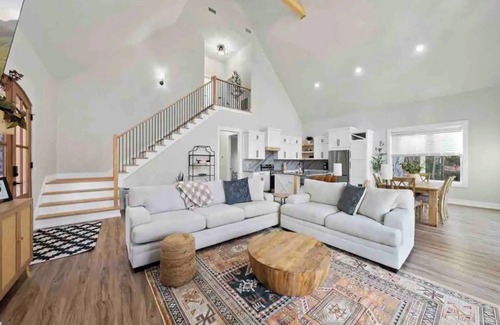 Quail Ridge House | Magnificent Lakefront Home with Pool & Spa Amenities