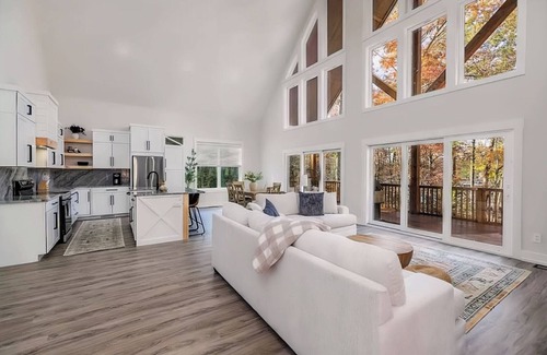 Quail Ridge House | Magnificent Lakefront Home with Pool & Spa Amenities