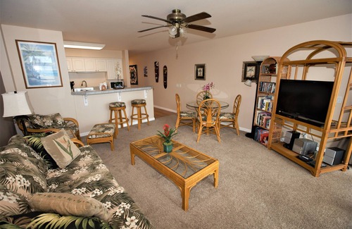 Wailua House Lots Condo | Oceanfront Condo on Wailua Bay - Guest Rated 10/10