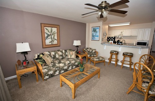 Wailua House Lots Condo | Oceanfront Condo on Wailua Bay - Guest Rated 10/10