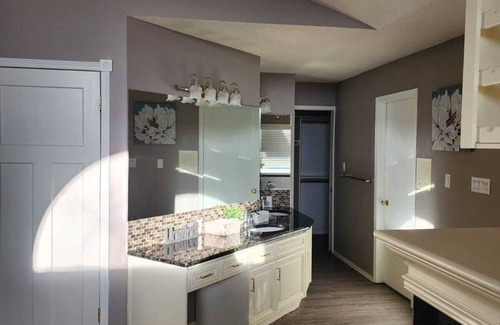 Springbank House | Tranquil Home in Springbank Estates with Spa and Hot Tub