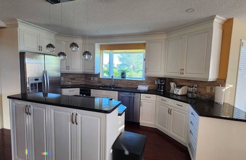 Springbank House | Tranquil Home in Springbank Estates with Spa and Hot Tub
