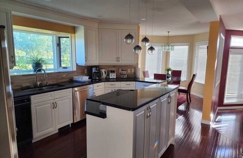 Springbank House | Tranquil Home in Springbank Estates with Spa and Hot Tub