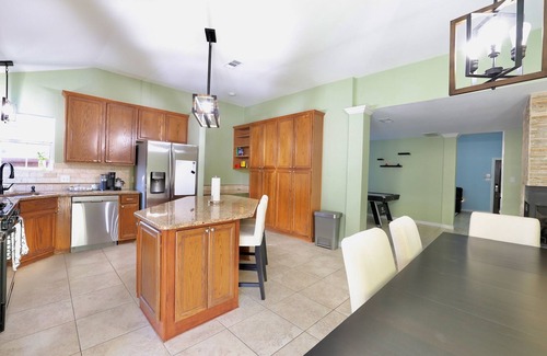 Flower Mound House | Beautiful spacious home with heated spa and heated pool