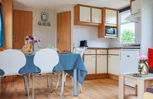 Woubrugge House | Top-Rated 3 Bedroom Stay in Woubrugge with Lake Views