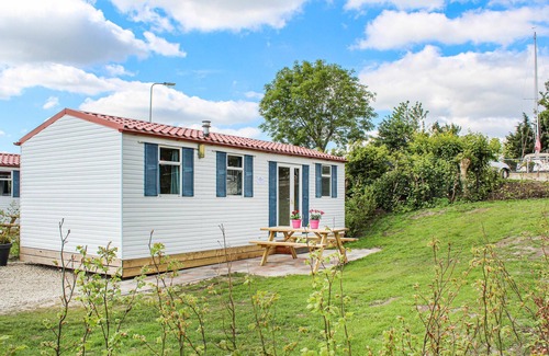 Woubrugge House | Top-Rated 3 Bedroom Stay in Woubrugge with Lake Views