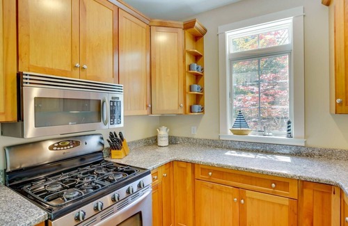 Freeport House | Idyllic Stay in Downtown Freeport with Oceanfront Views