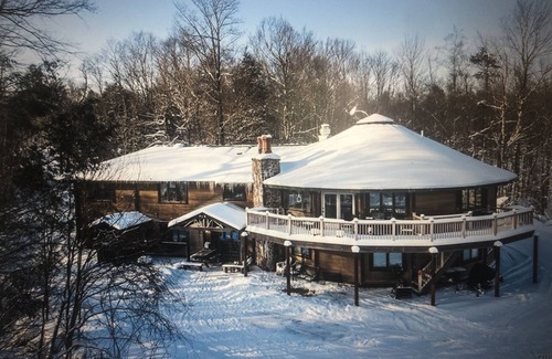 Town of Webb House | Inviting Stillwater Reservoir: Pet-Friendly with Spa & Breakfast