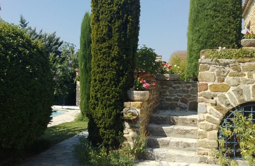 Cruis House | Inviting Stone House with Valley Views & Pet-Friendly Stay