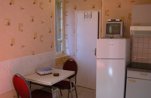 Neris-les-Bains Apartment | Cozy Studio Retreat with Kitchen & Child-Friendly Vibe