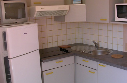 Neris-les-Bains Apartment | Cozy Studio Retreat with Kitchen & Child-Friendly Vibe